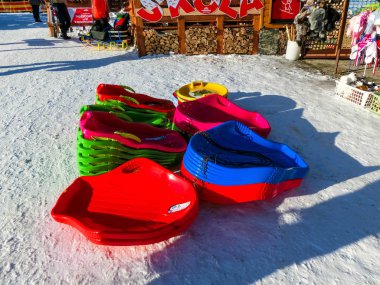 Tatranska Lomnica, Slovakya - 01 Ocak 2020: Tatranska Lomnica Şehri, Tatry 'den geleneksel hediyelik eşya satışı