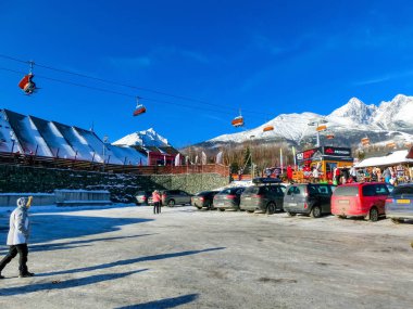 Tatranska Lomnica, Slovakya - 01 Ocak 2020: Tatranska Lomnica Şehri, Tatry 'den geleneksel hediyelik eşya satışı
