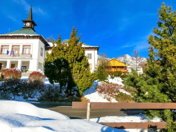 Tatranska Lomnica, Eslováquia - 01 de janeiro de 2020: Casa tradicional em Stary Smokovec. Eslováquia — Fotografia de Stock