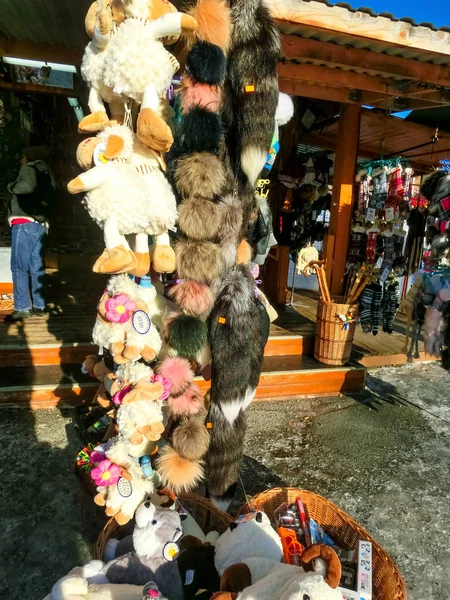 Tatranska Lomnica, Slovakia - January 01, 2020：Tatranska Lomnica City, sale of traditional souvenirs from Tatry — 图库照片