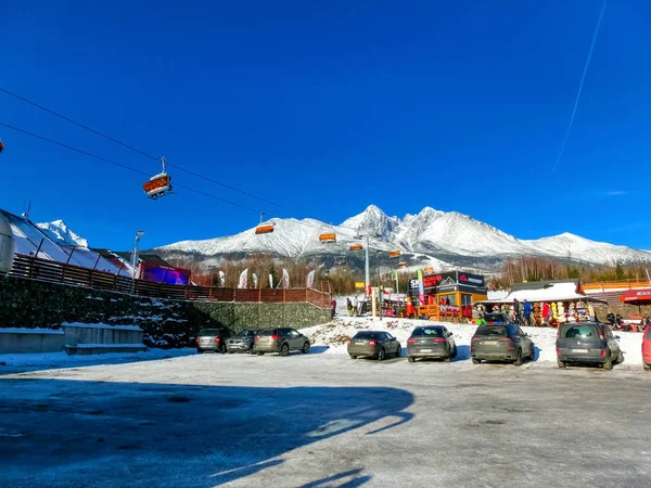 Tatranska Lomnica, Slovakya - 01 Ocak 2020: Tatranska Lomnica Şehri, Tatry 'den geleneksel hediyelik eşya satışı — Stok fotoğraf