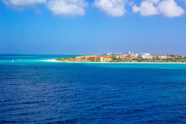 Vue de l'Aruba depuis un bateau de croisière au-dessus de la ville et des bateaux. Province néerlandaise nommée Oranjestad, Aruba - belle île des Caraïbes . — Photo