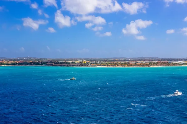 街やボートの上にクルーズ船から見たアルバの景色。オランダの州Oranjestad, Aruba -美しいカリブ海の島. — ストック写真