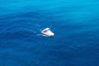 Karayip adası Aruba 'da mavi denizde motorlu kruvazör teknesi.