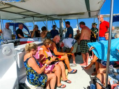 Oranjestad, Aruba - 4 Aralık 2019: Pelikan turnesinden gelen turistler