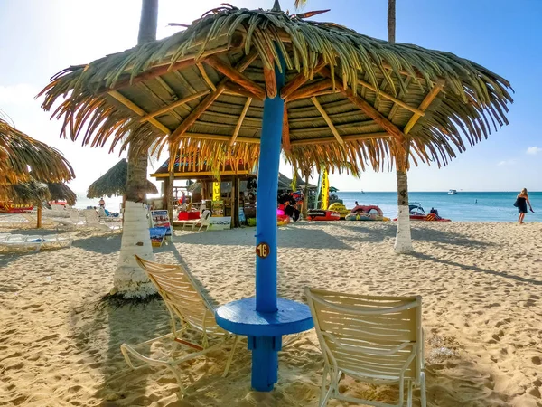 Palm Beach, Aruba - 4 Aralık 2019: Karayip adası Aruba 'daki Palm Beach manzarası.