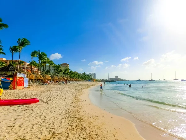 Uitzicht op Palm Beach op het Caribische eiland Aruba. — Stockfoto