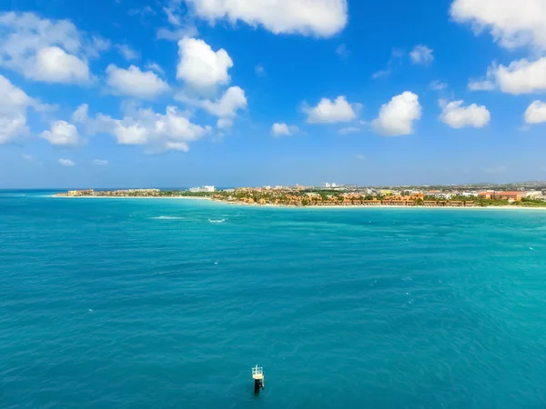 Vista de Palm Beach en la isla caribeña de Aruba . —  Fotos de Stock