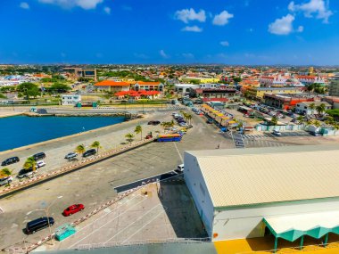 Aruba 'daki ana limanın manzarası şehrin ve teknelerin üzerindeki bir yolcu gemisinden görünüyor. Hollanda 'nın Oranjestad, Aruba - güzel Karayip Adası.