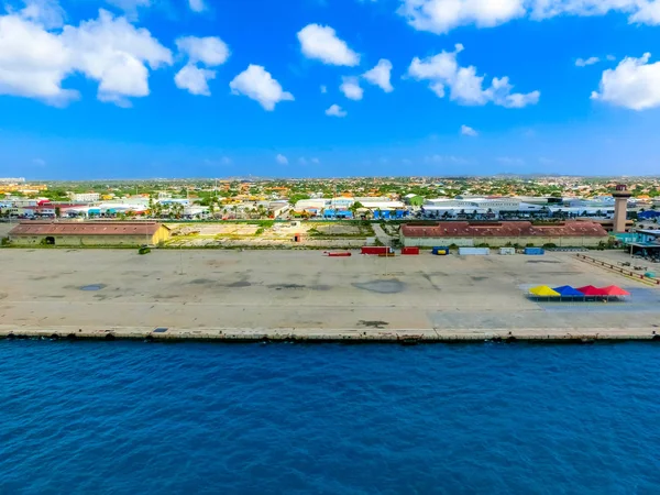 Vista del puerto principal en Aruba mirando desde un crucero hacia abajo sobre la ciudad y los barcos. Provincia holandesa llamada Oranjestad, Aruba - hermosa isla caribeña . — Foto de Stock