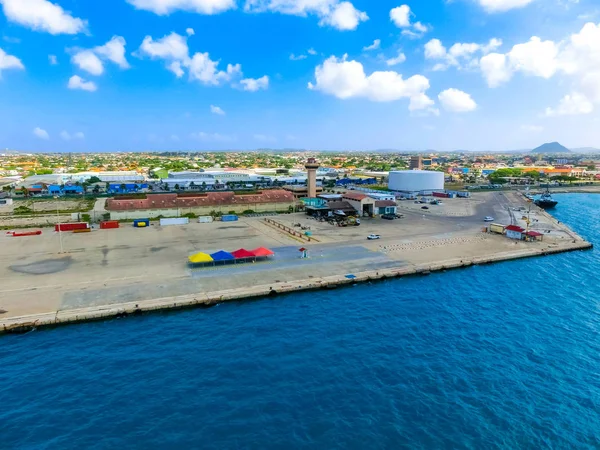 Vista do porto principal em Aruba com vista de um navio de cruzeiro para baixo sobre a cidade e barcos. Província holandesa chamada Oranjestad, Aruba - bela ilha do Caribe . — Fotografia de Stock