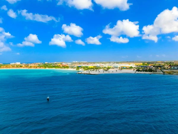 Pohled na hlavní přístav na Arubě při pohledu z výletní lodi dolů nad městem a čluny. Nizozemská provincie Oranjestad, Aruba - krásný Karibský ostrov. — Stock fotografie