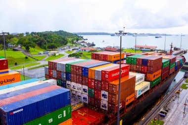 Panama Kanalı, Panama - 7 Aralık 2019: Panama Kanalı 'ndaki Miraflores Kilitleri' ne giren bir kargo gemisi