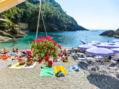 San Fruttuoso Manastırı, İtalya - 17 Eylül 2019: San Fruttuoso Manastırı yakınlarındaki plajdaki insanlar