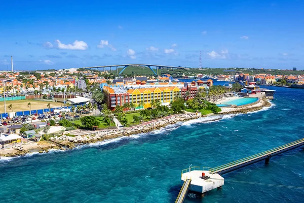 As Caraíbas. A Ilha de Curaçao. Curaçao é um paraíso tropical nas Antilhas no mar do Caribe — Fotografia de Stock