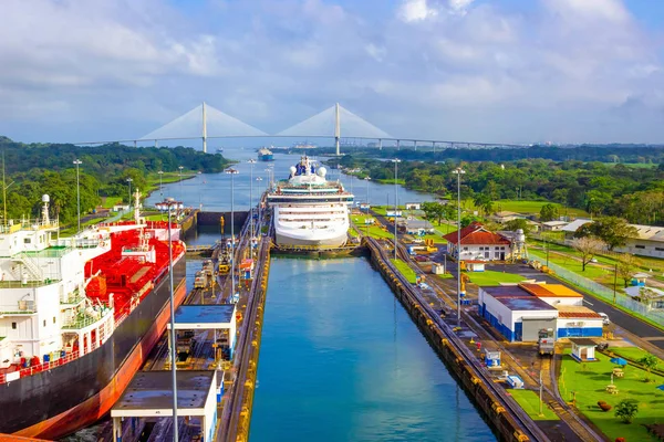 Udsigt over Panama Canal fra krydstogtskib - Stock-foto