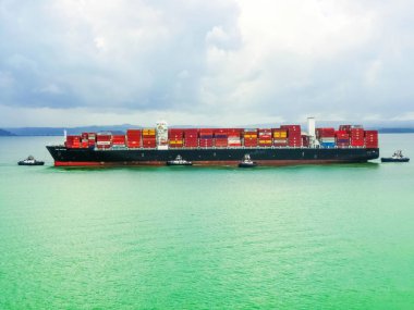 Panama Kanalı, Panama - 7 Aralık 2019: Panama Kanalı 'ndaki Maersk Hattı konteynır gemisi.