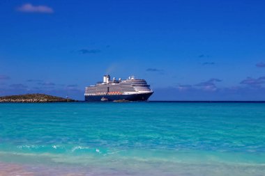 Bahamalar 'daki Half Moon Cay Adası' ndaki boş sahil manzarası..