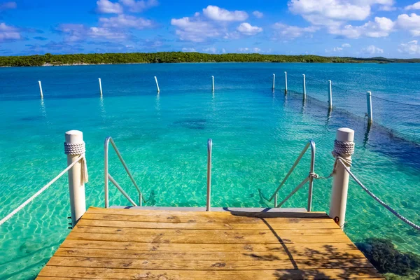 The view of empty beach on Half Moon Cay island at Bahamas. — Stock Photo, Image