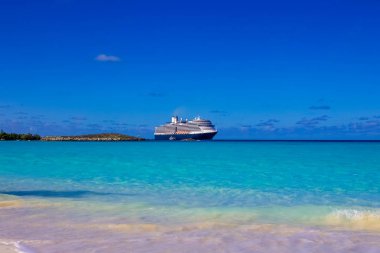 Bahamalar 'daki Half Moon Cay Adası' ndaki boş sahil manzarası..