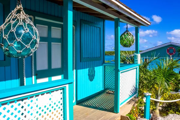 Färgglada tropiska cabana eller skydd på stranden i Half Moon Ca — Stockfoto