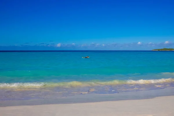 Bahamalar 'daki Half Moon Cay Adası' ndaki kumsal manzarası.. — Stok fotoğraf