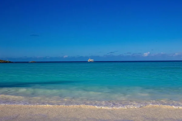 A vista da praia na ilha Half Moon Cay em Bahamas . — Fotografia de Stock