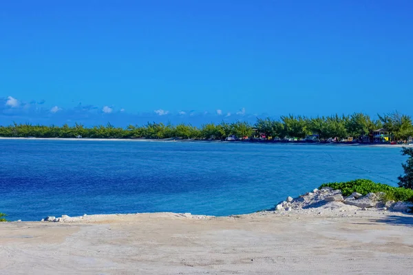 Näkymä rannalle Half Moon Cay saarella Bahamalla . — kuvapankkivalokuva