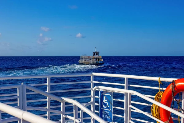 La tenera barca al mare blu — Foto Stock
