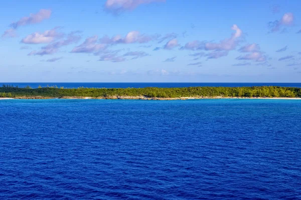 Utsikten över stranden på Half Moon Cay ön på Bahamas. — Stockfoto