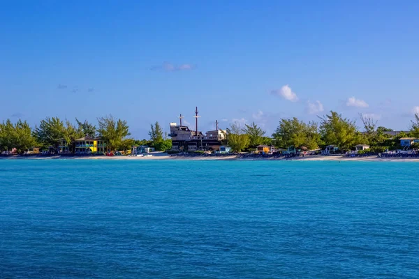 Bahamalar 'daki Half Moon Cay Adası' ndaki kumsal manzarası.. — Stok fotoğraf