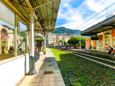 Camogli, İtalya - 15 Eylül 2019: Camogli trenindeki insanlar