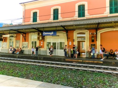 Camogli, İtalya - 15 Eylül 2019: Camogli trenindeki insanlar
