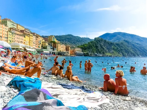 Camogli, italien - 15. september 2019: menschen, die sich am strand ausruhen — Stockfoto