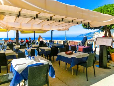 Camogli, İtalya - 15 Eylül 2019: İnsanlar sahilde dinleniyor