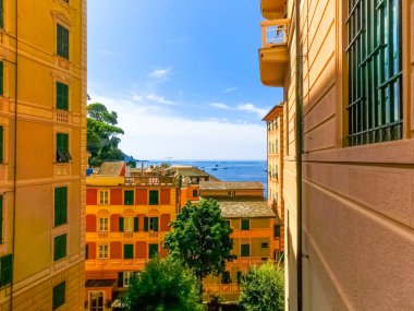 Güneşli yaz gününde Camogli 'de renkli binalar ve plajlar, Lig.