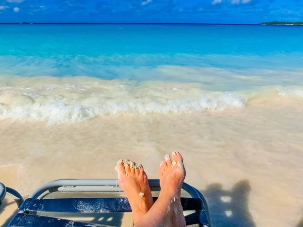 Bild der männlichen Beine über tropischen Strand Hintergrund — Stockfoto