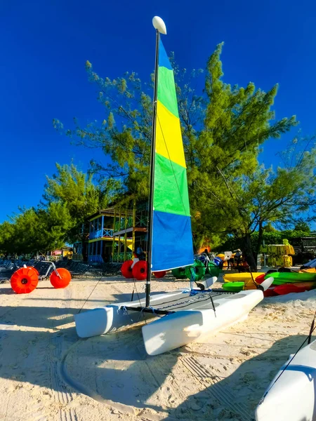 Voiliers colorés et bateau à moteur, sur une plage tropicale à Half Mo — Photo