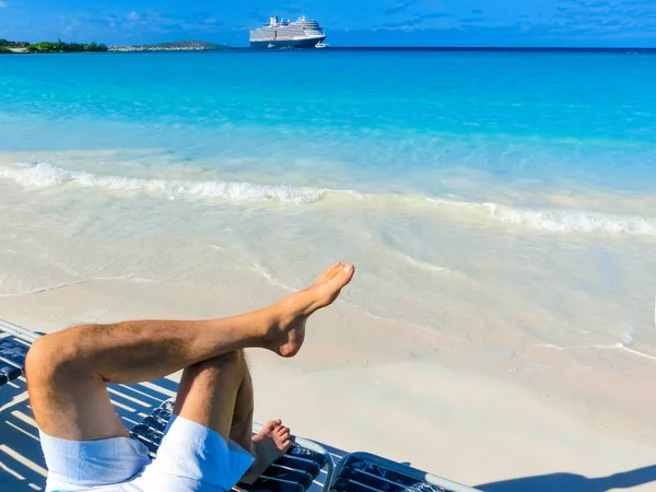 Bild der männlichen Beine über tropischen Strand Hintergrund — Stockfoto