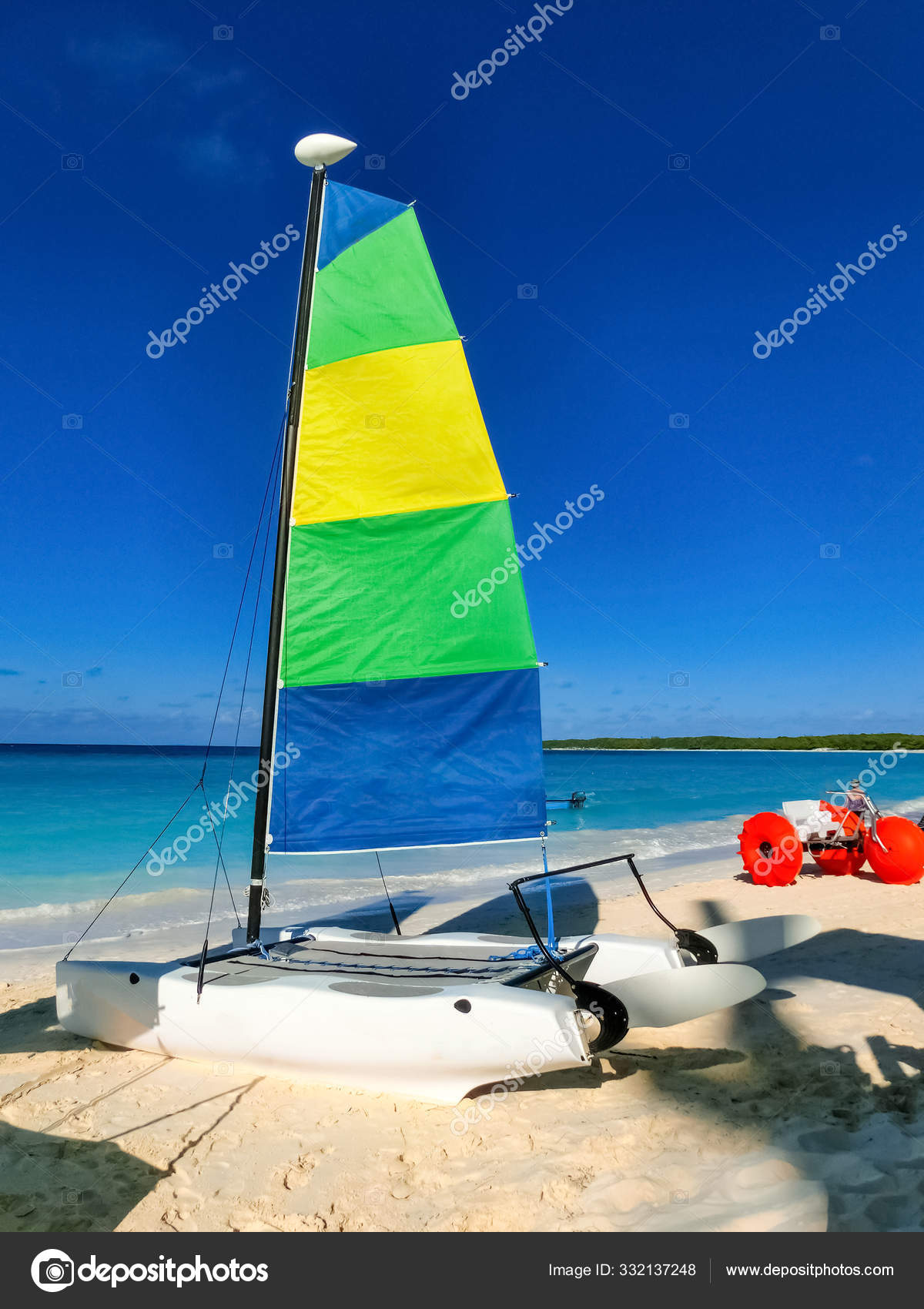 Bunte Segelboote und Motorboote, an einem tropischen Strand auf halbem