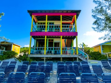 Yarım Ay sahilinde renkli tropikal kabinler ya da barınaklar 