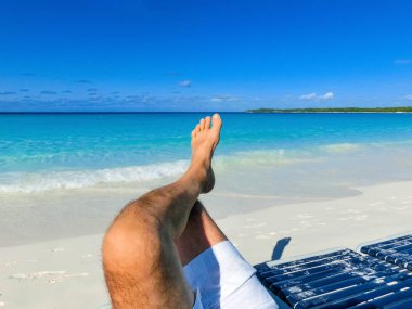 erkek bacakları tropikal plaj arka plan üzerinde resmi