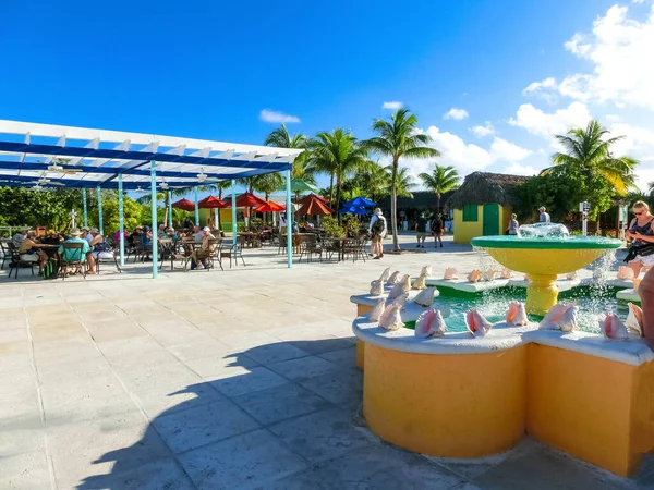 Half Moon Cay, Bahamas - 02. Dezember 2019: Menschen in der Nähe von Fort San — Stockfoto