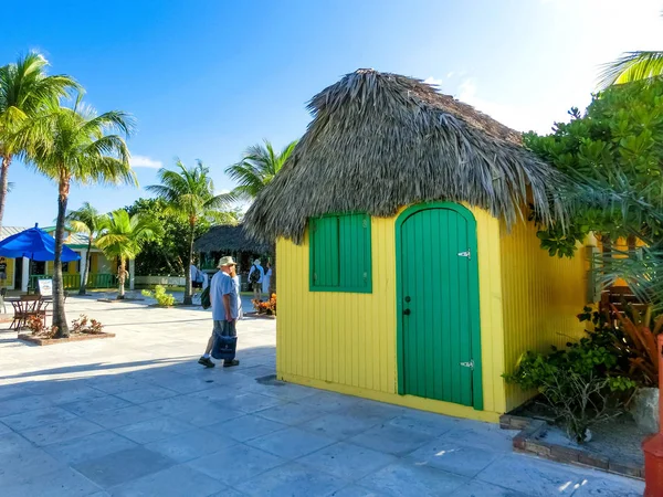 Half Moon Cay, Bahamas - 02 de diciembre de 2019: Gente cercana a Fort San — Foto de Stock