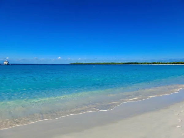 Bahamalar 'daki Half Moon Cay Adası' ndaki kumsal manzarası.. — Stok fotoğraf