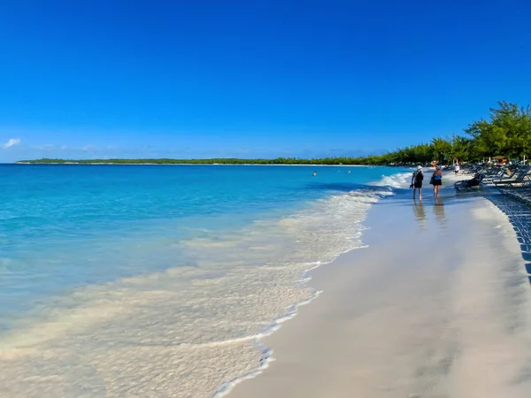 Pohled na pláž na ostrově Half Moon Cay na Bahamách. — Stock fotografie