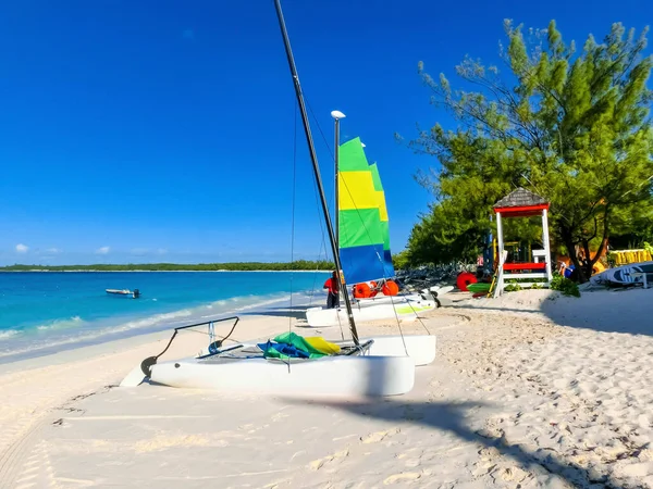 Colorful sailboats and motorboat, on a tropical beach at Half Mo — Stock Photo, Image