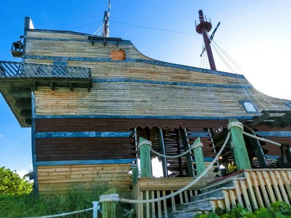 El bar original construido en forma de barco pirata — Foto de Stock