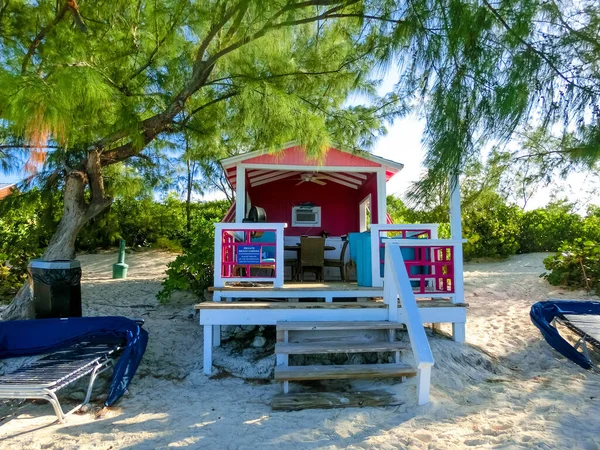 Färgglada tropiska hytter eller vindskydd på stranden i Half Moon — Stockfoto