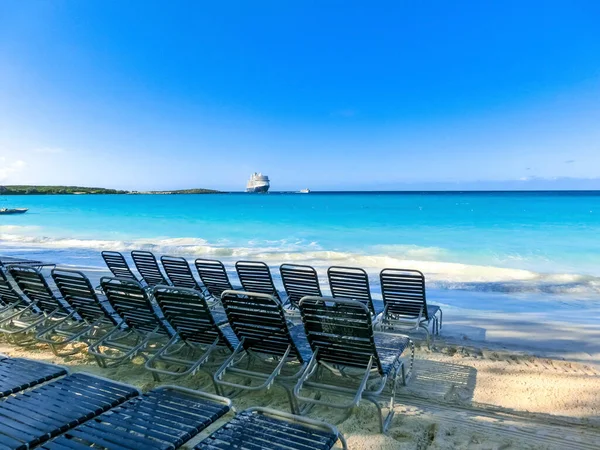 Pohled na prázdnou pláž na ostrově Half Moon Cay na Bahamách. — Stock fotografie